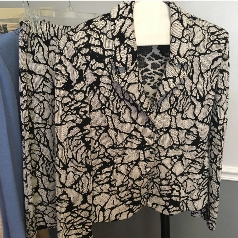 St. John knit skirt suit size 10/12